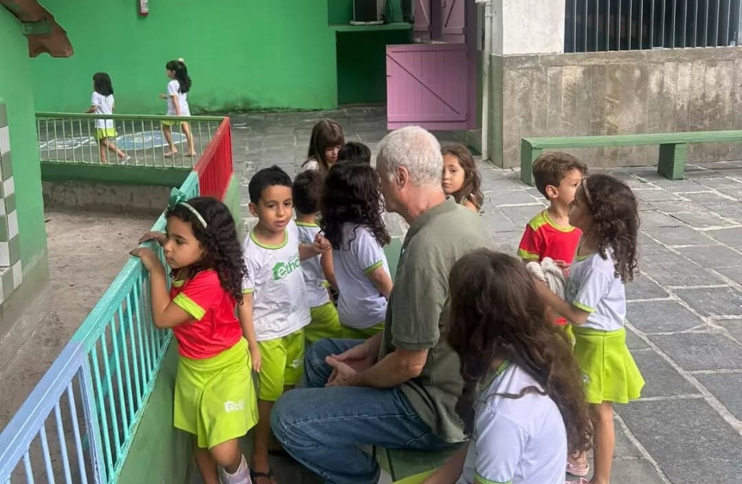 Plínio with his young students, ages 5 to 11, at Ethos school in Recife